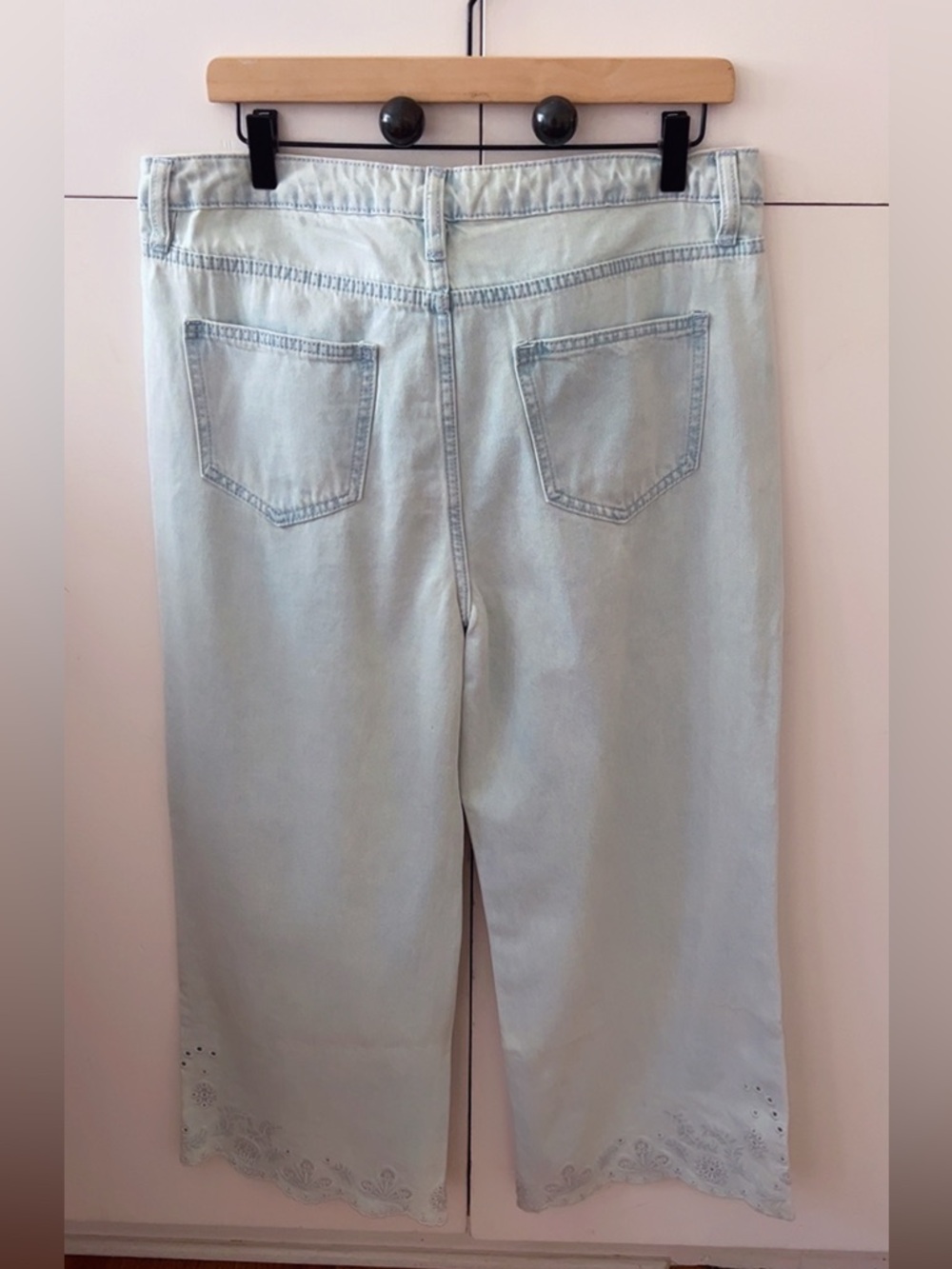 NWT Driftwood Charlee JeansLight Wash Embroidered Hem Straight Crop Denim Boho - Picture 6 of 8